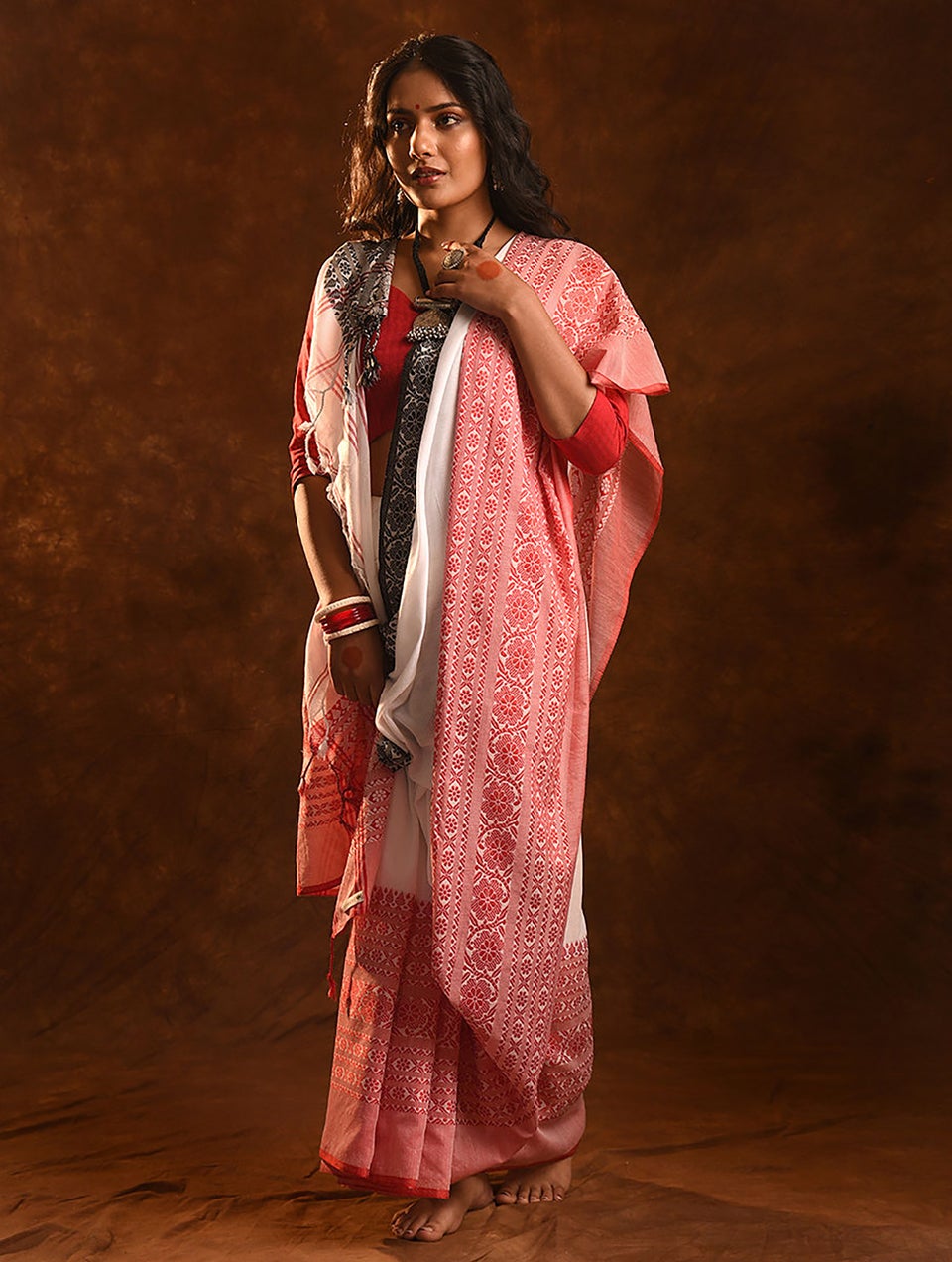 Women Off White-Red Handwoven Jamdani Cotton Saree