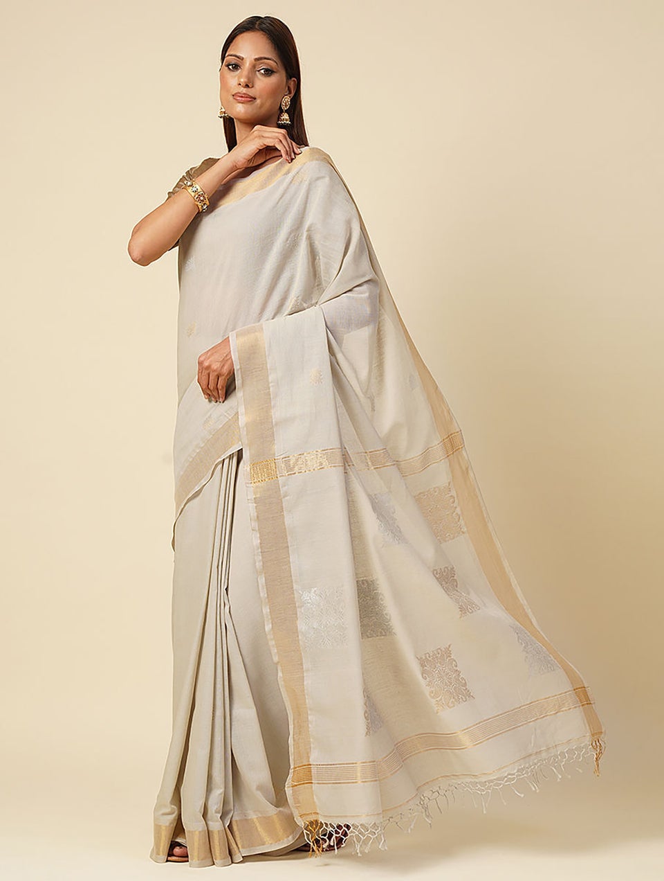 Women Off White Handwoven Jamdani Cotton Saree