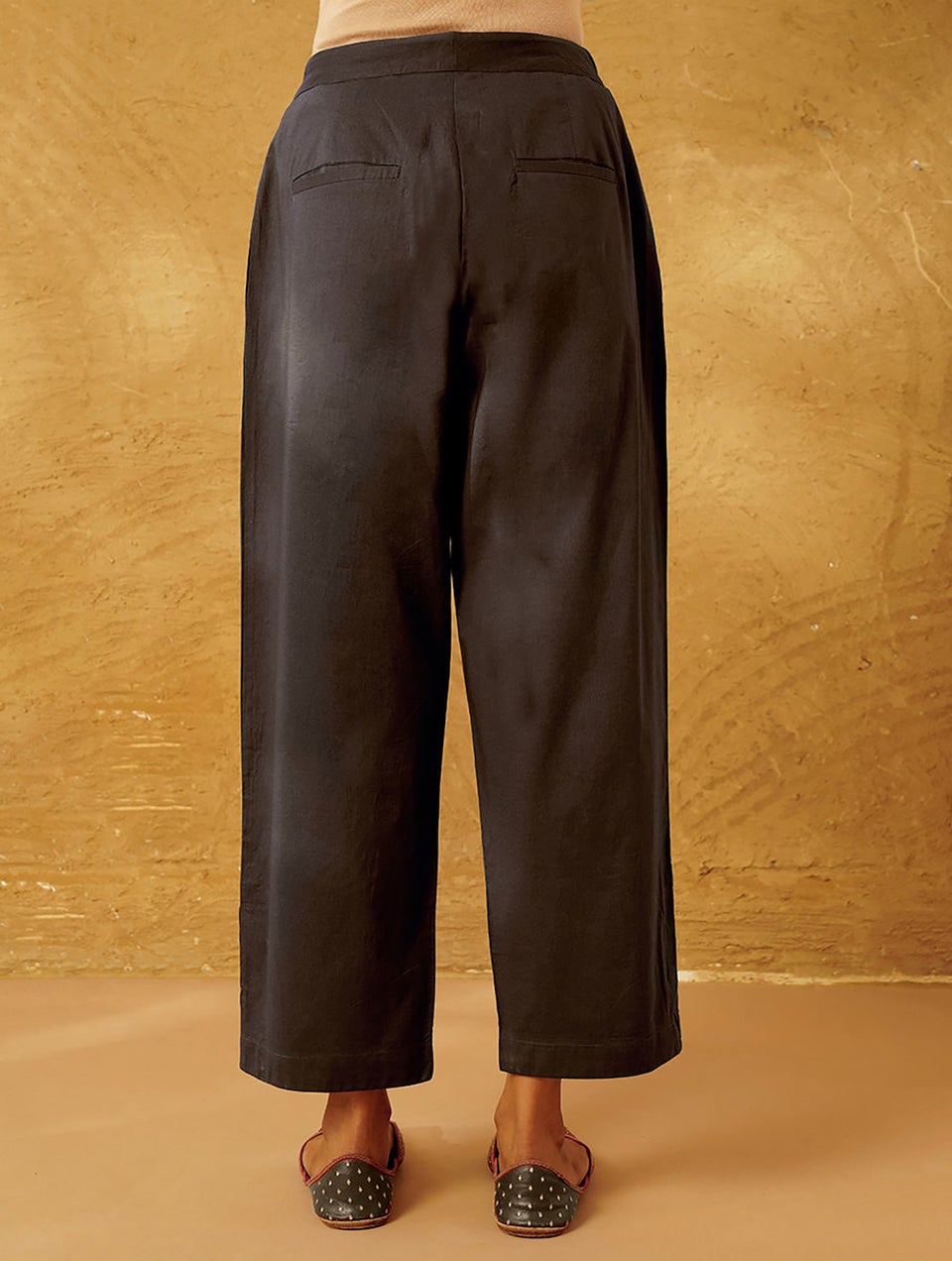 Women Black Cotton Solid Ankle Length Regular Fit Pant - XS