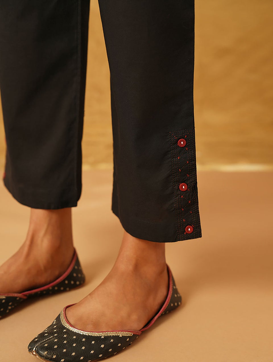 Women Black Cotton Solid Ankle Length Regular Fit Pant - XS