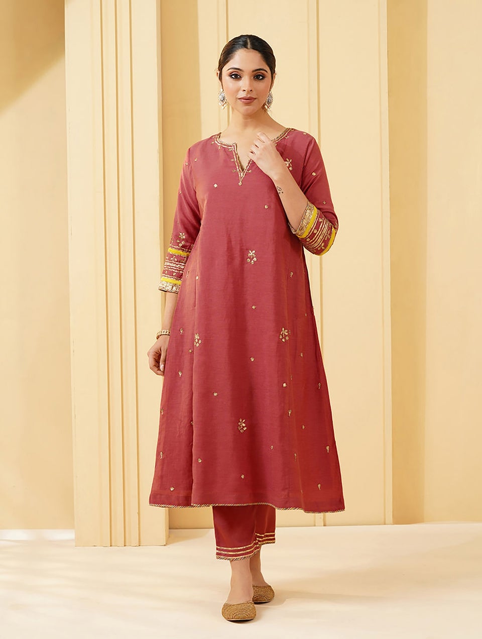 Women Onion Pink Viscose Hand Embroidery Round Neck Kurta With Pant - XS