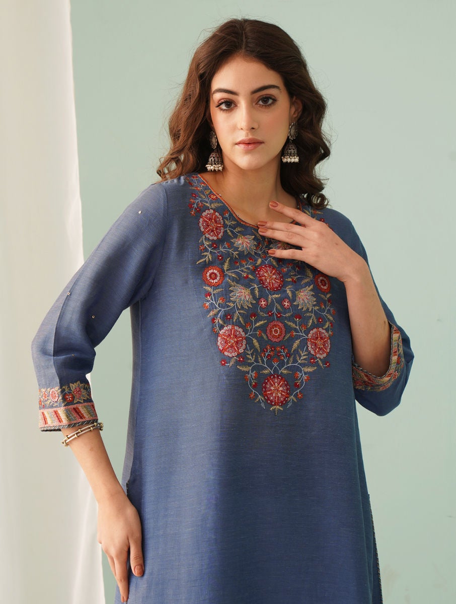 Women Navy Embroidered Viscose Linen Kurta With Lining And Pants