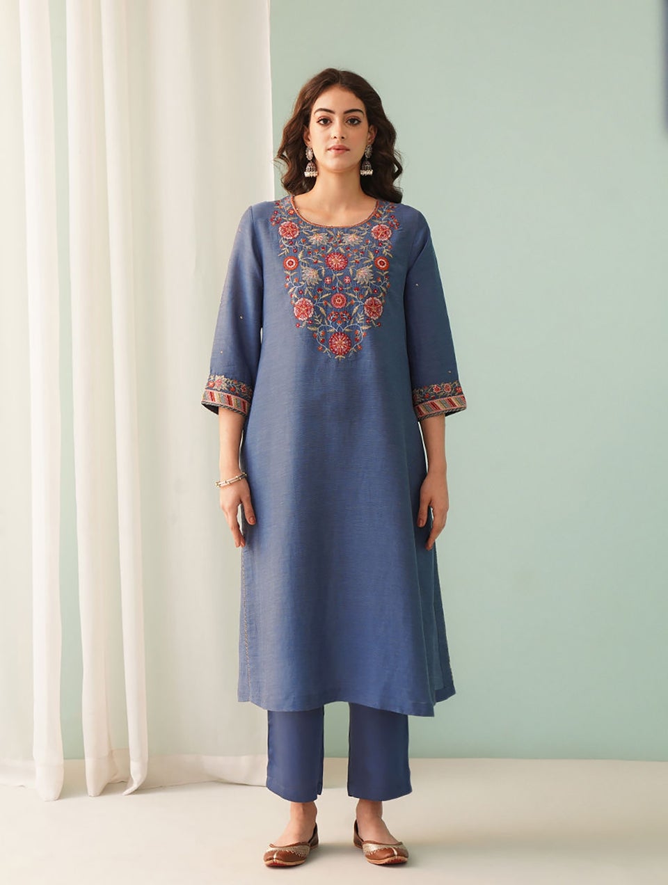 Women Navy Embroidered Viscose Linen Kurta With Lining And Pants - S