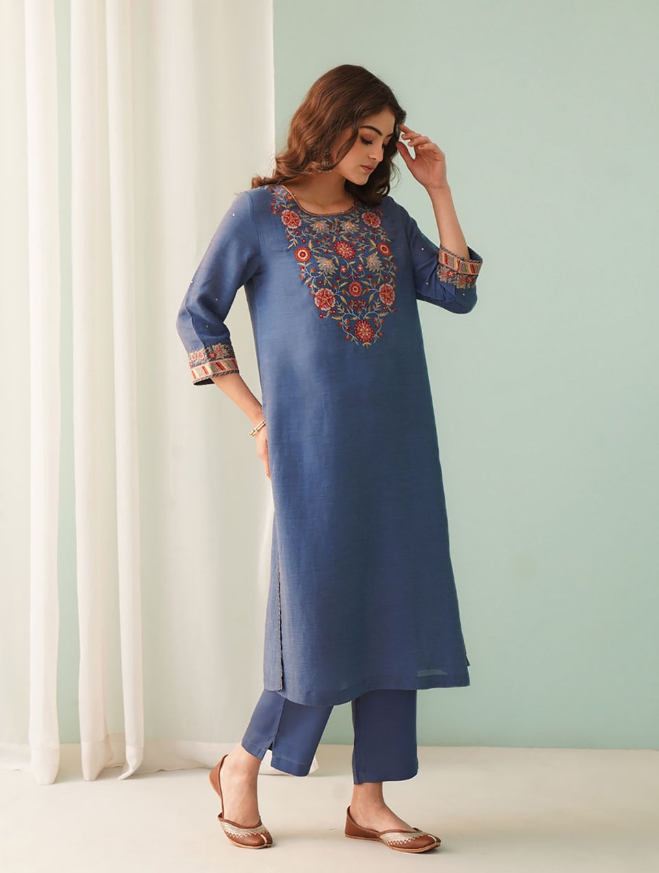 Women Navy Embroidered Viscose Linen Kurta With Lining And Pants - S