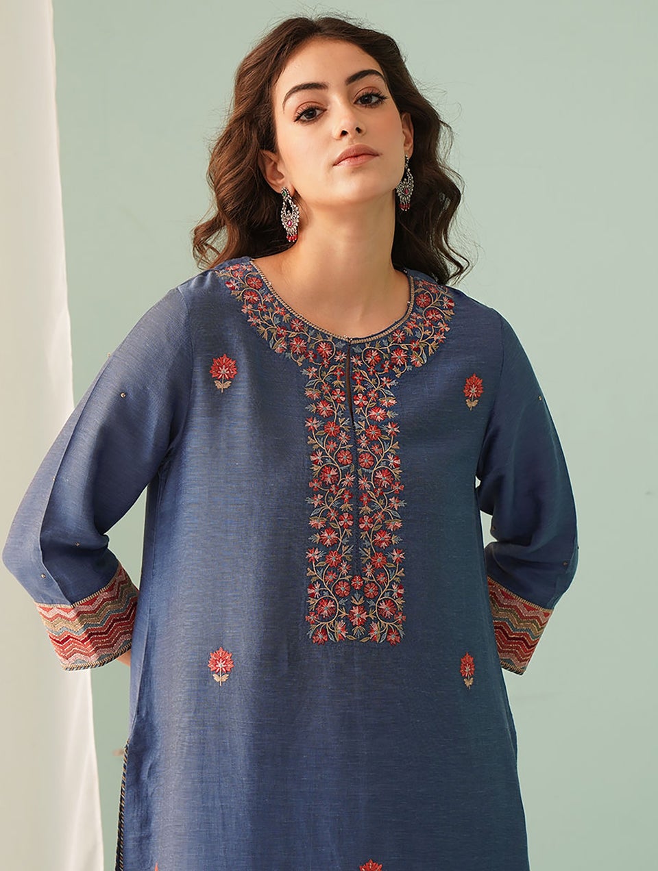 Women Navy Embroidered Viscose Linen Kurta With Lining And Pants - XS