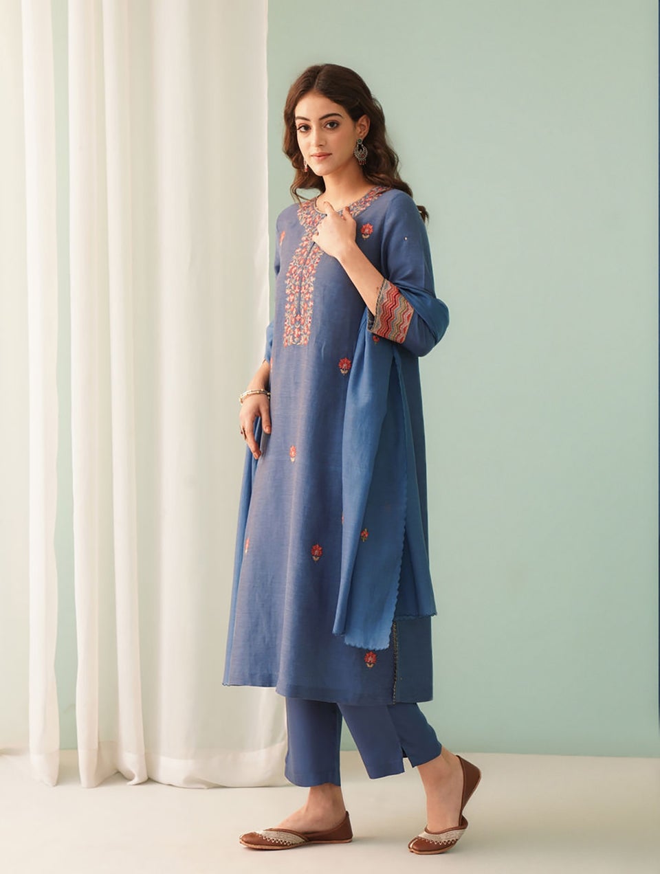 Women Navy Embroidered Viscose Linen Kurta With Lining And Pants - XS