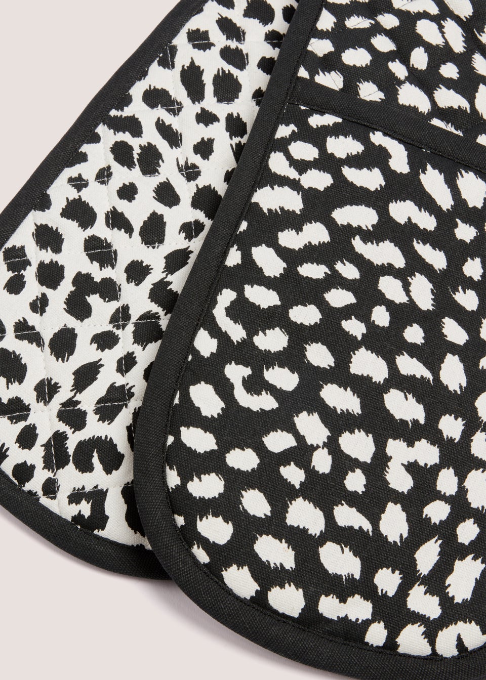 Monochrome Print Oven Gloves (92cm x 18.5cm)
