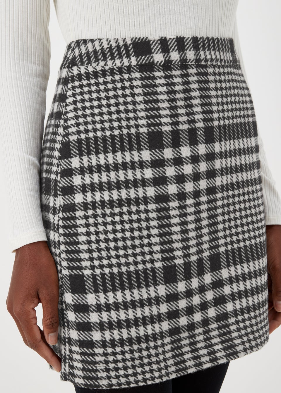 Black and white check a line skirt 2025