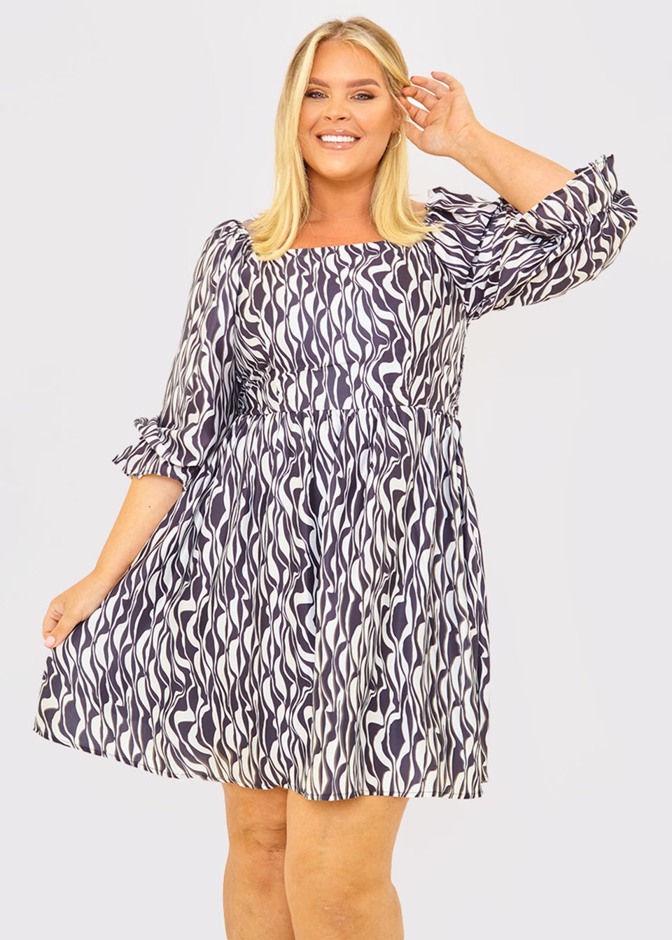 In the Style Jess Millichamp Black Abstract Print Shift Dress