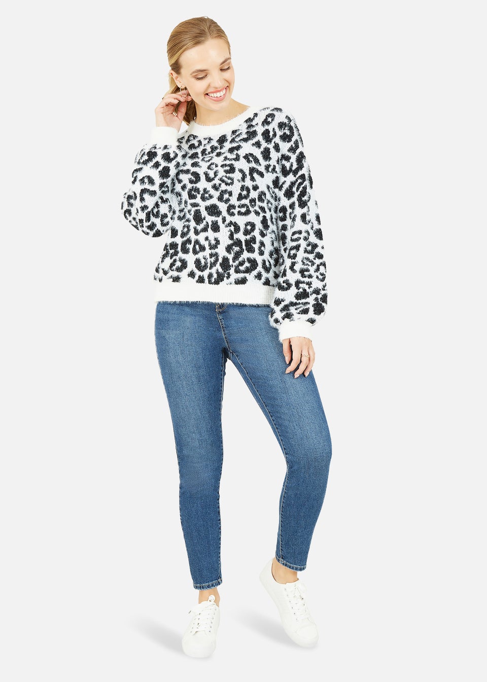Mela Leopard Knitted Fluffy Jumper In White