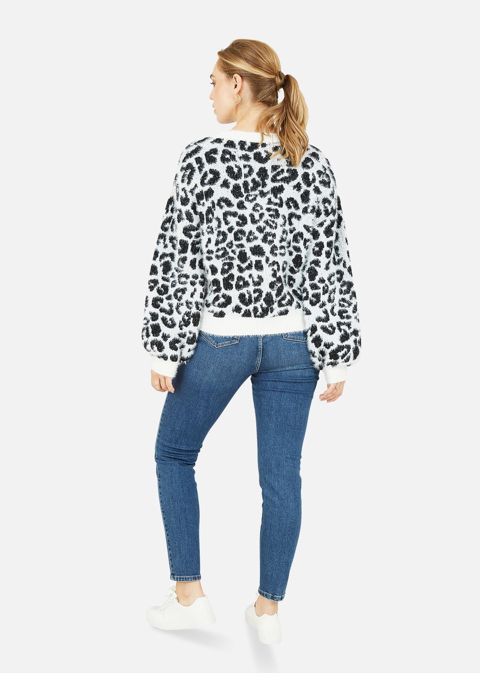 Mela Leopard Knitted Fluffy Jumper In White Matalan