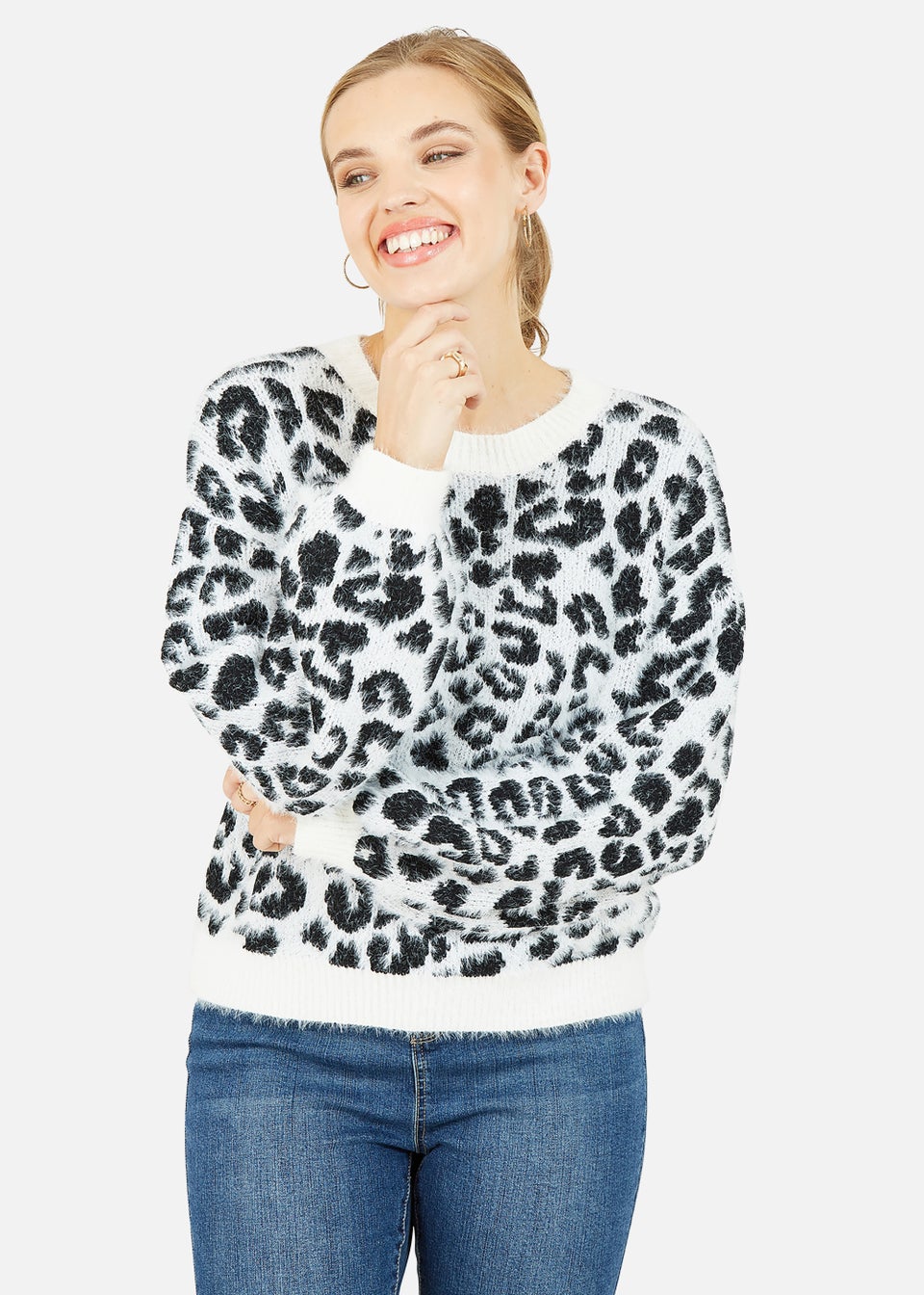 Mela Leopard Knitted Fluffy Jumper In White