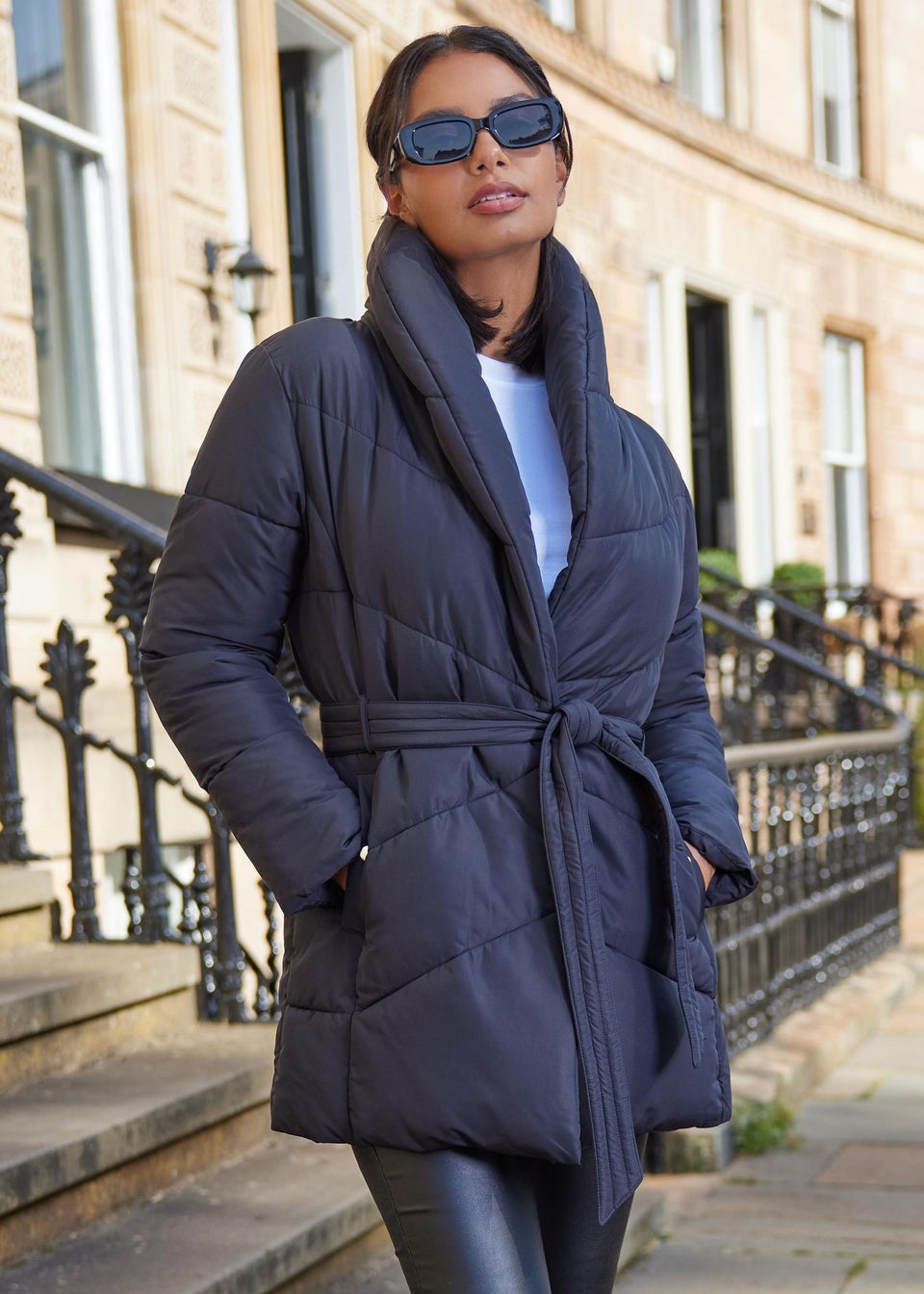 Circle quilted coat with logo belt