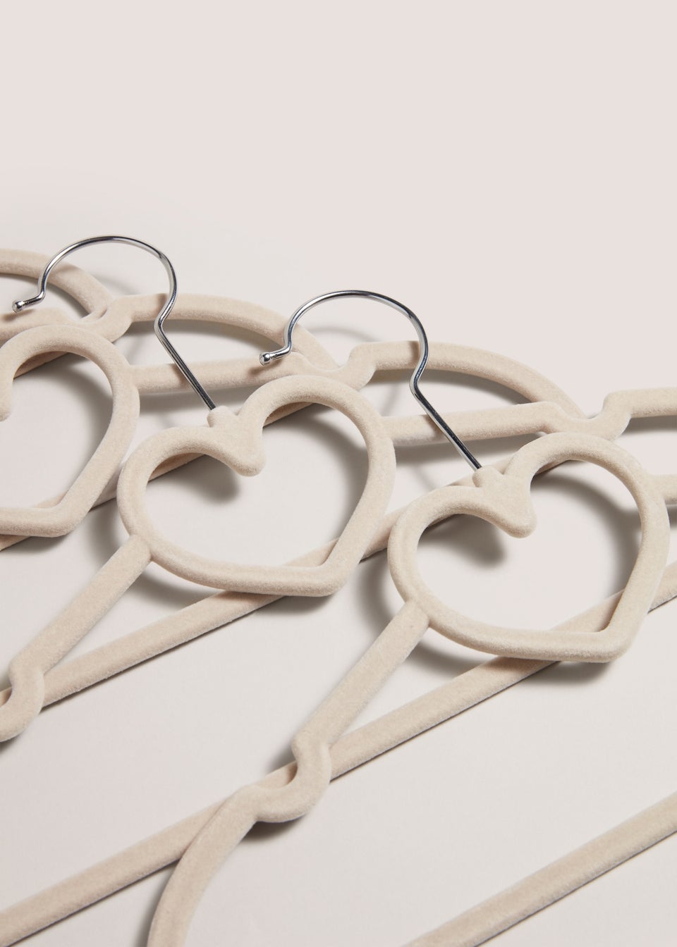 Kids 5 Pack Heart Shaped Hangers (32x22cm )