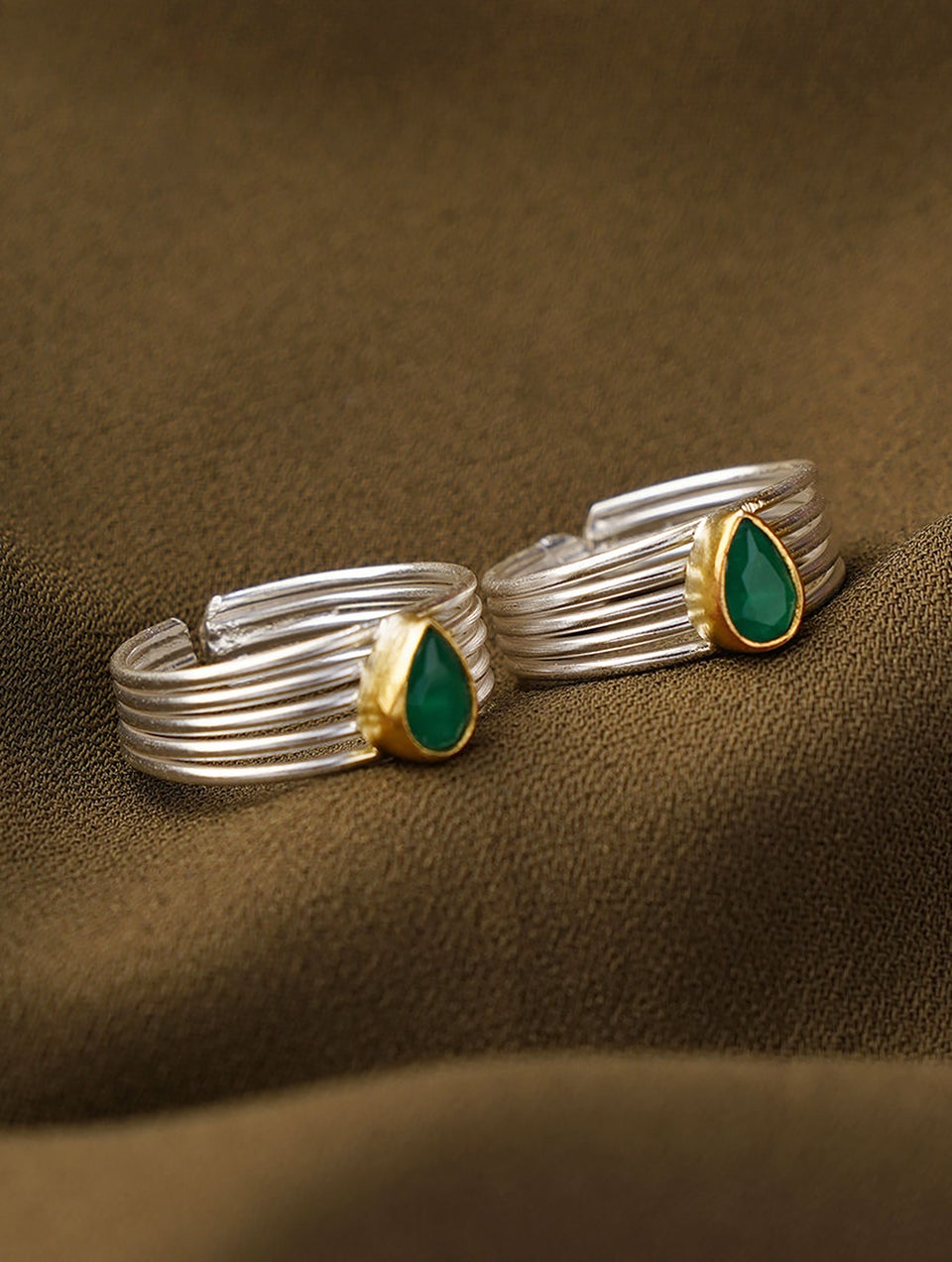 Women Dual Tone Silver Toe Ring With Cut Stone (Pair)