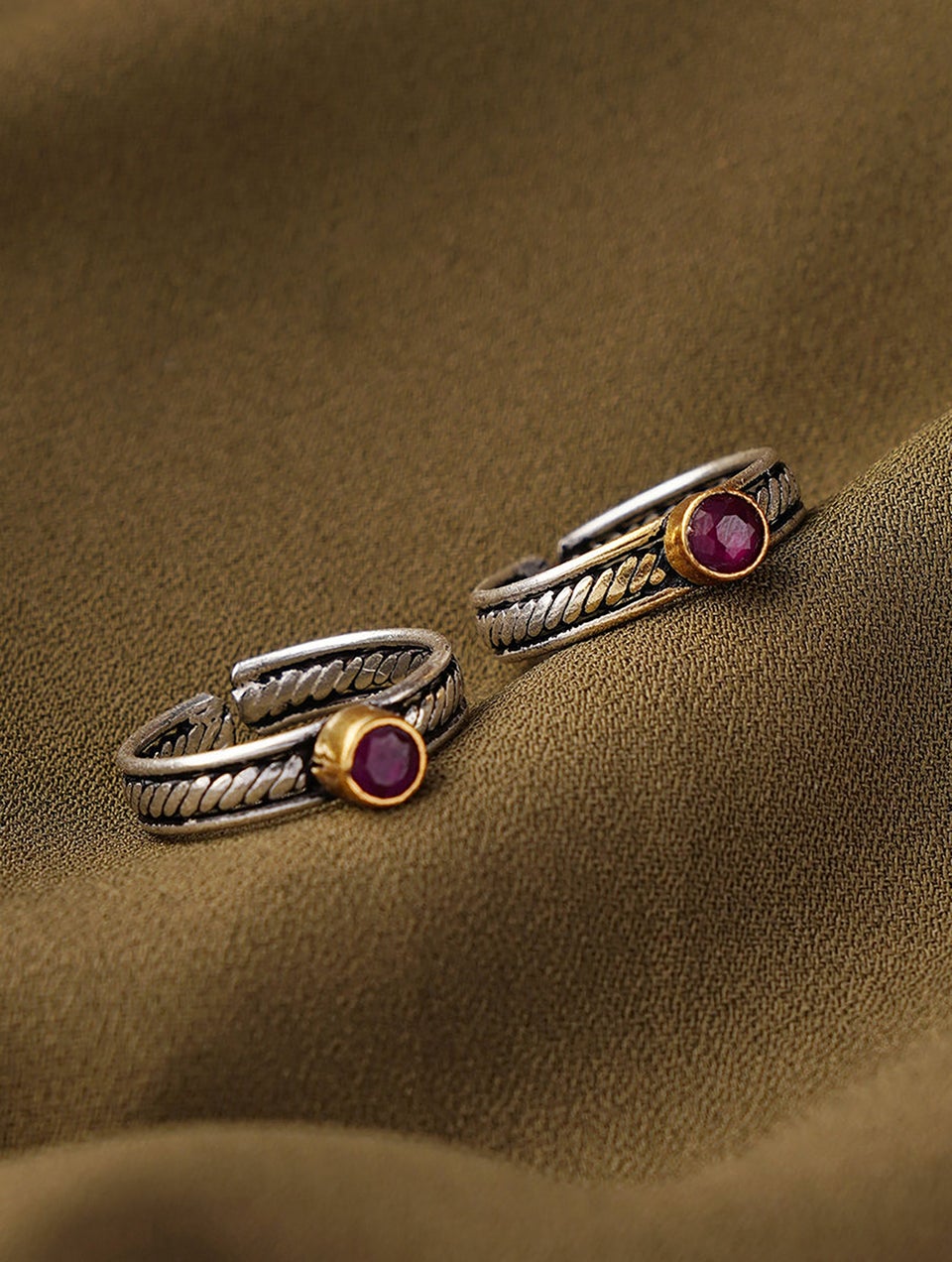 Women Dual Tone Silver Toe Ring With Cut Stone (Pair)