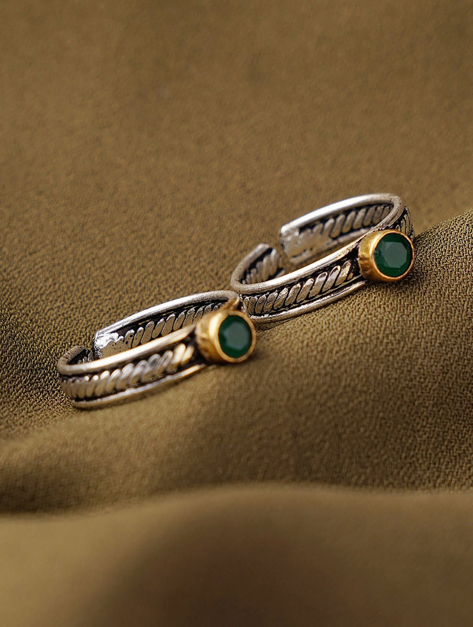 Women Dual Tone Silver Toe Ring With Cut Stone (Pair)