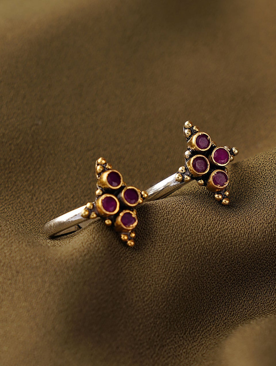 Women Dual Tone Silver Toe Ring With Cut Stone (Pair)