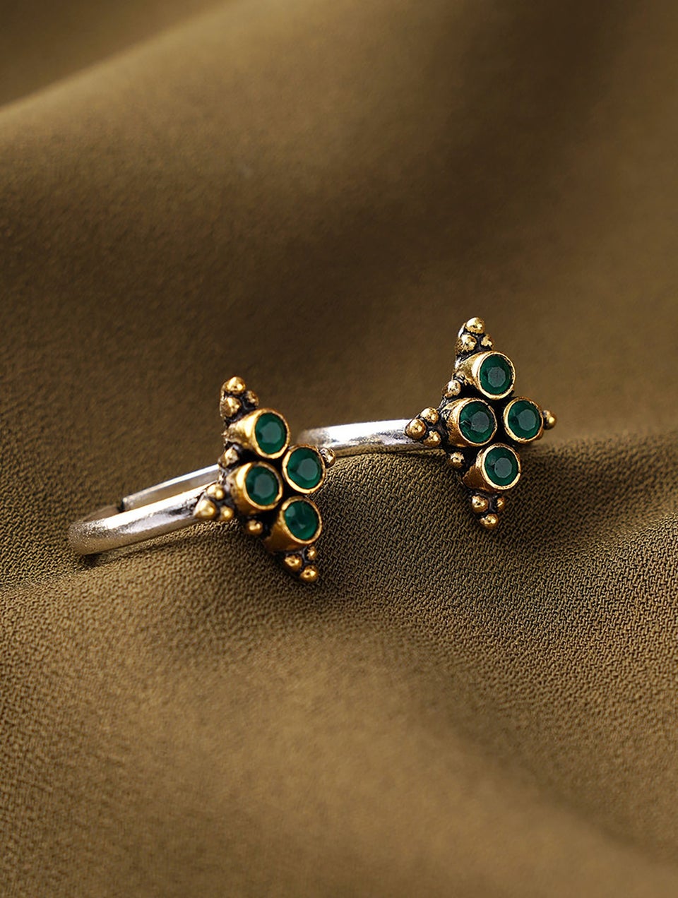 Women Dual Tone Silver Toe Ring With Cut Stone (Pair)