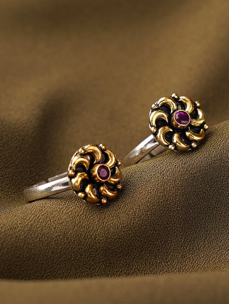 Women Dual Tone Silver Toe Ring With Cut Stone (Pair)