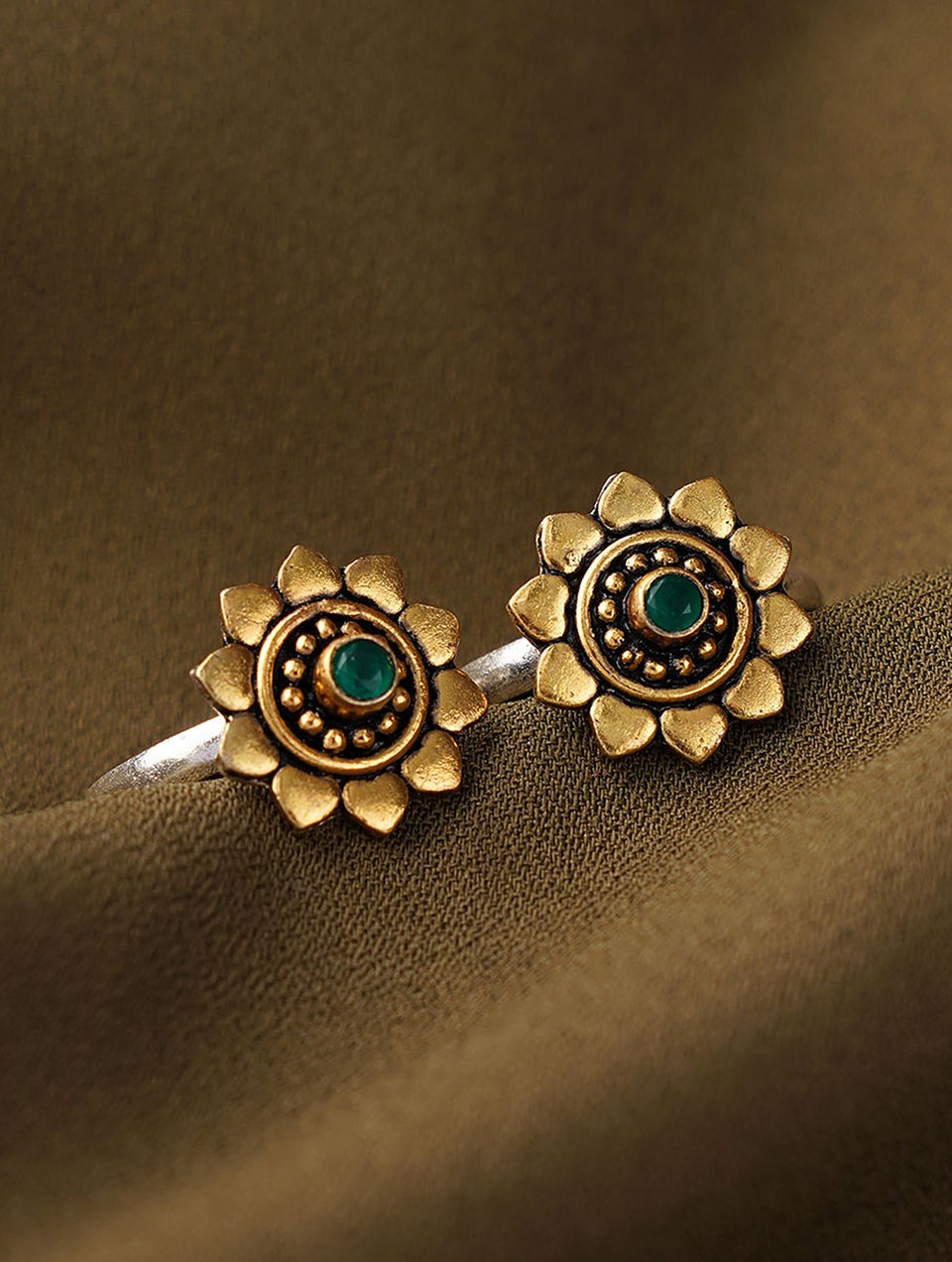 Women Dual Tone Silver Toe Ring With Cut Stone (Pair)