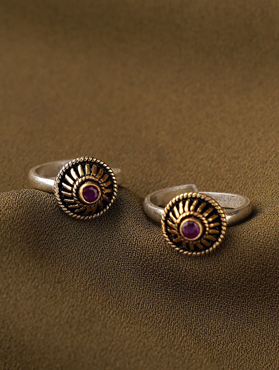 Women Dual Tone Silver Toe Ring With Cut Stone (Pair)