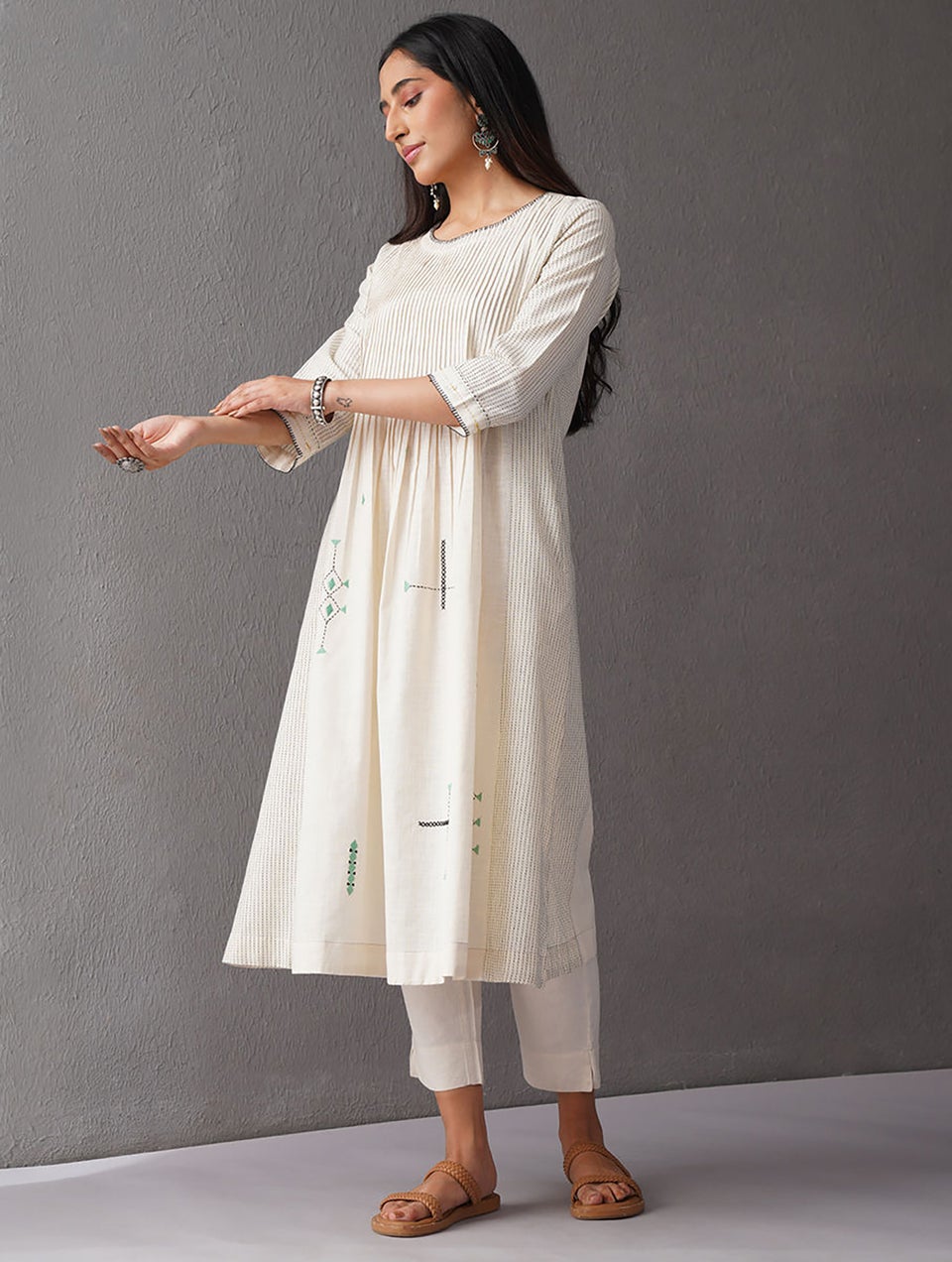 Women White Cotton Embroidered Round Neck Loose Fit Kurta - XS