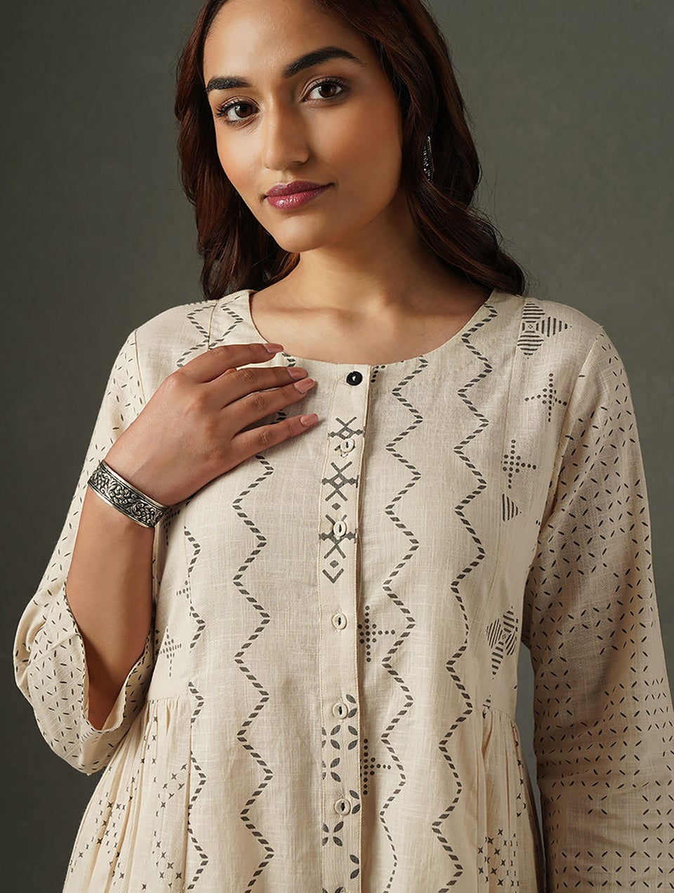 Women Ivory Cotton Round Neck Loose Fit Kurta - L