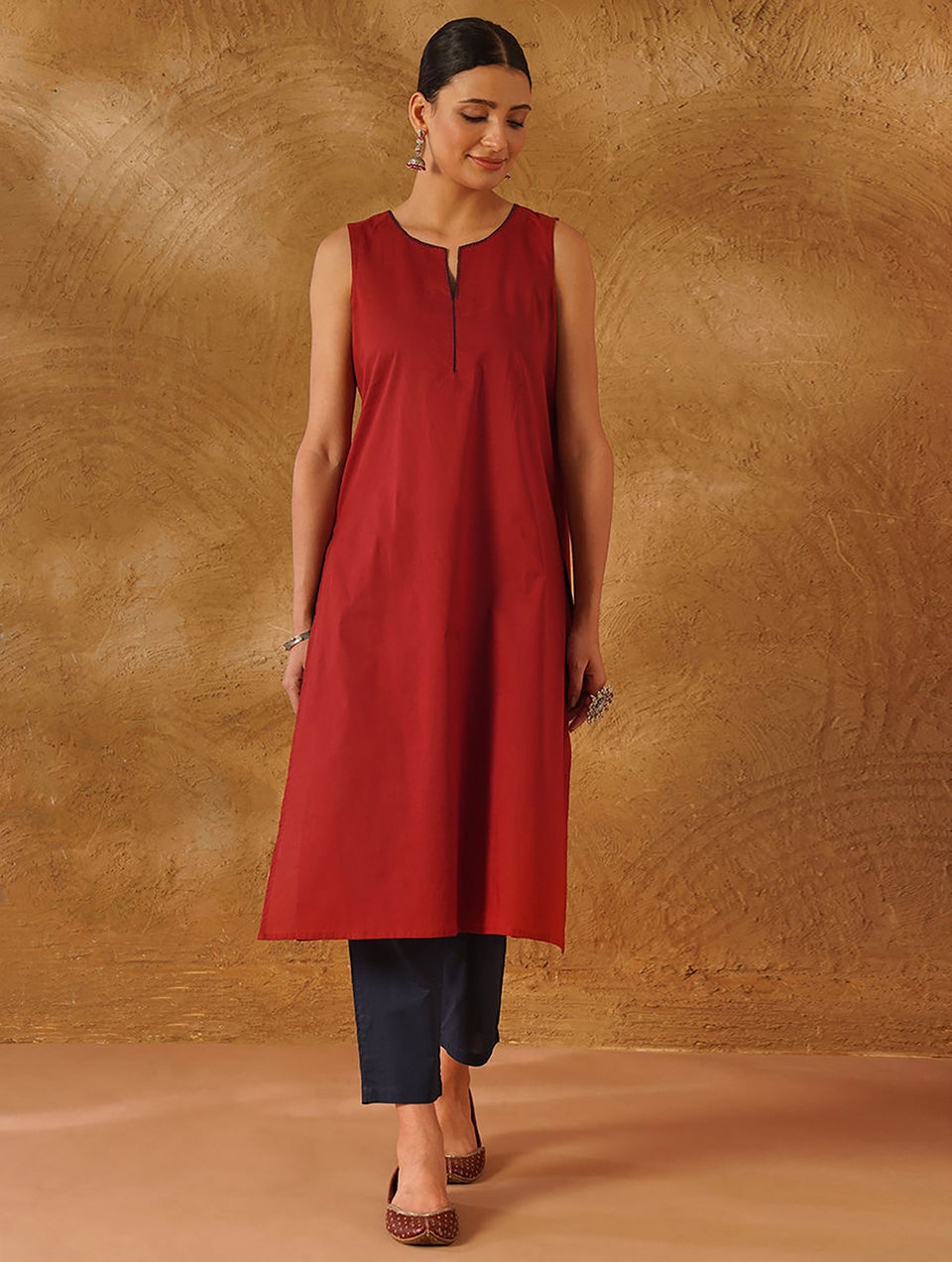 Women Red Cotton Round Neck Regular Fit Kurta - M