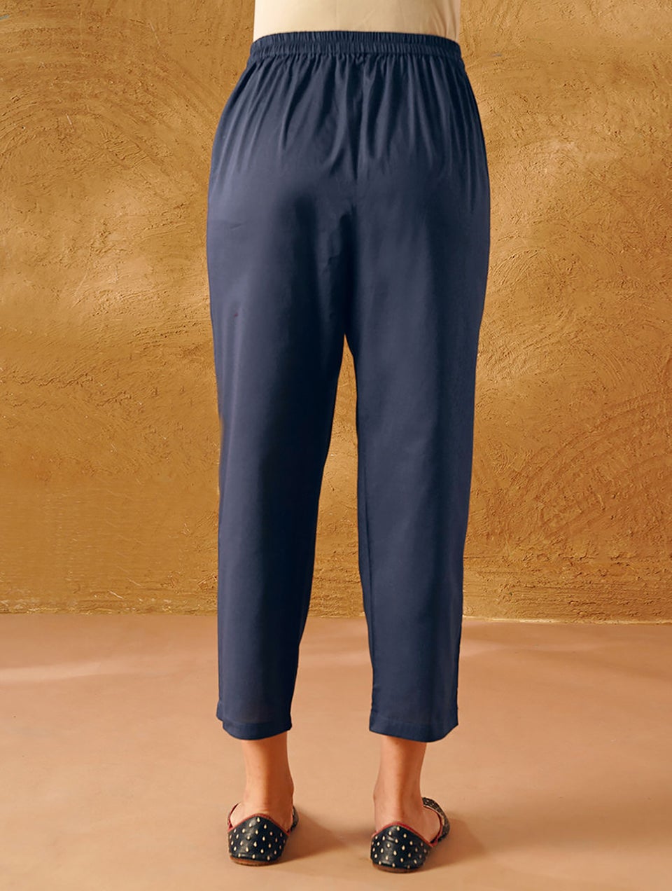 Women Indigo Blue Cotton Solid Ankle Length Loose Fit Pant - XS