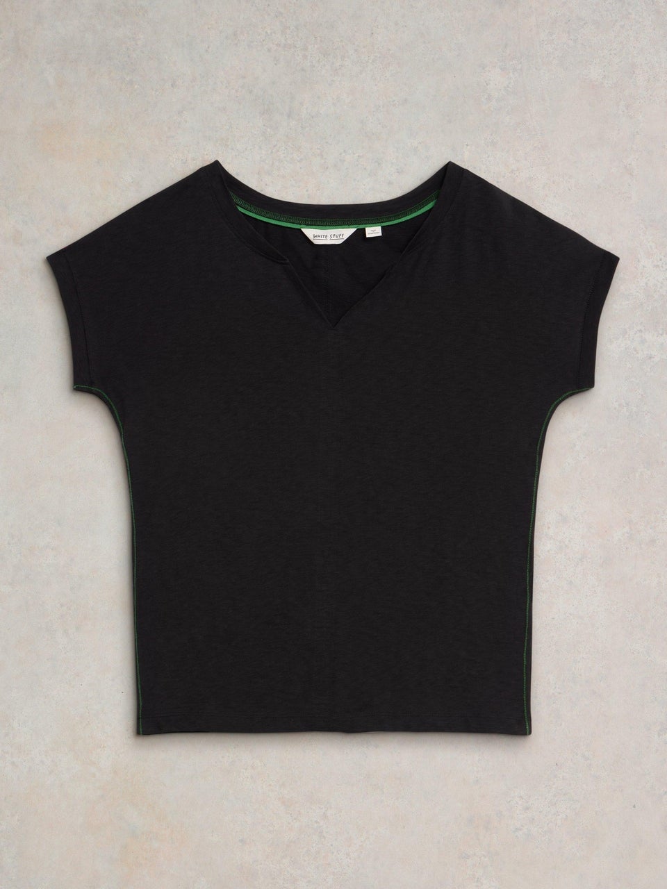 Nelly T-shirt mit Keilausschnitt