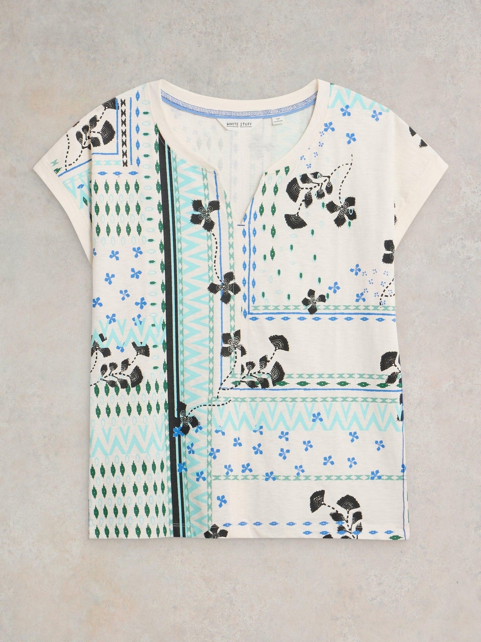 Nelly T-Shirt mit Keilausschnitt