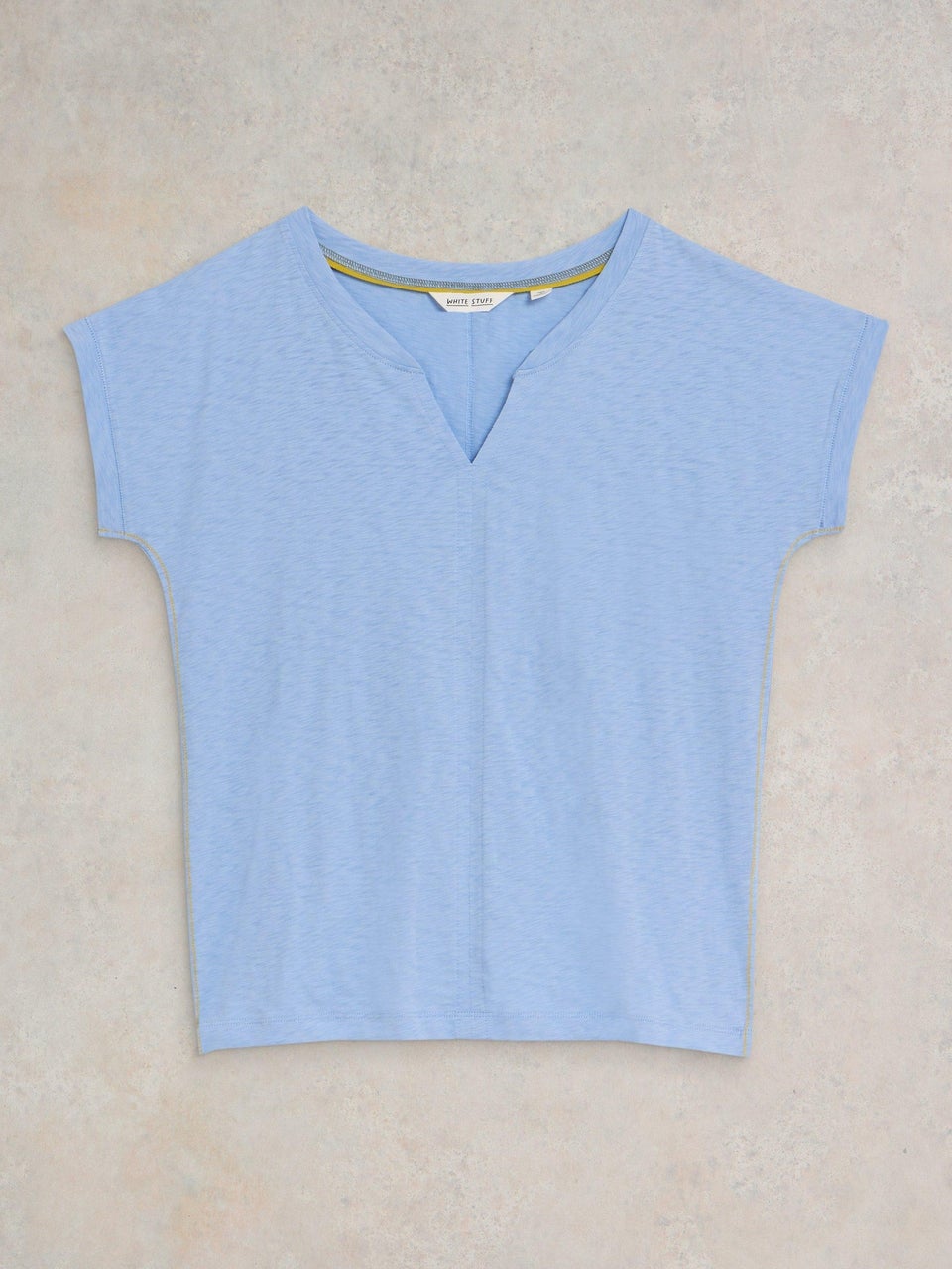 Nelly T-Shirt mit Keilausschnitt