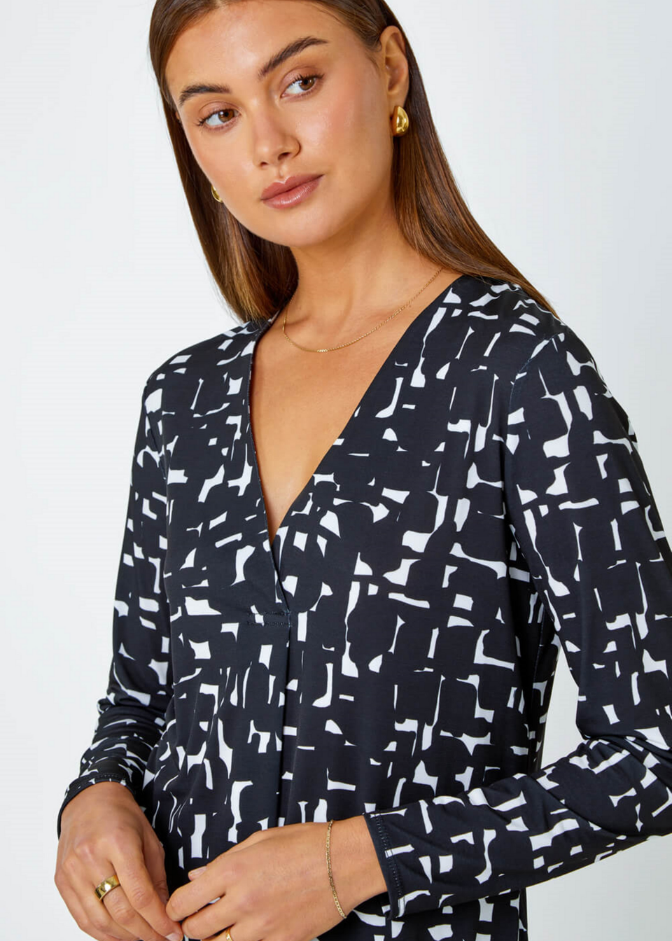 Roman Black Geometric V-Neck Pleat Detail Stretch Top