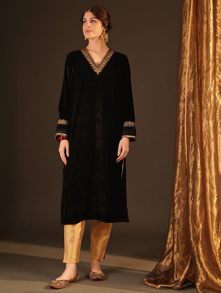 Women Black Velvet Hand Embroidery V Neck Straight Fit Kurta - M