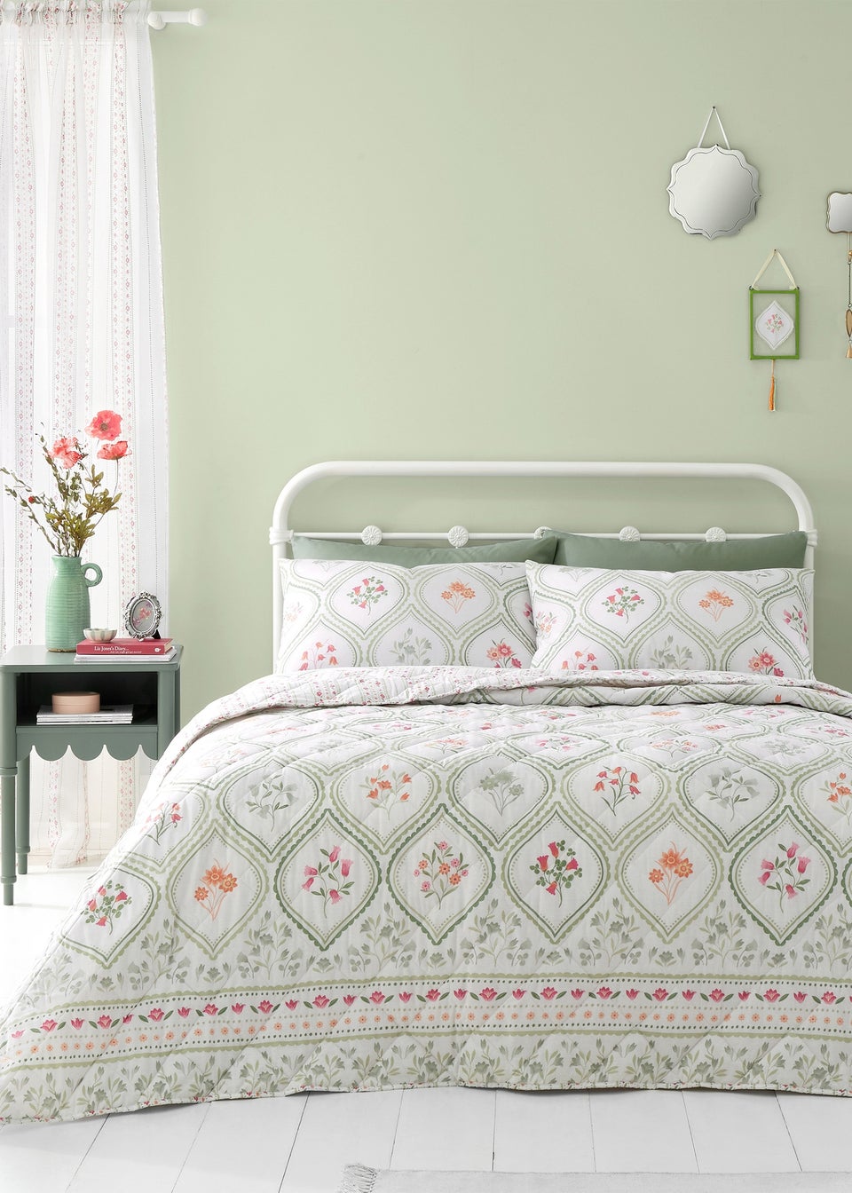 Catherine Lansfield Cameo Floral Reversible Bedspread (220x230cm)