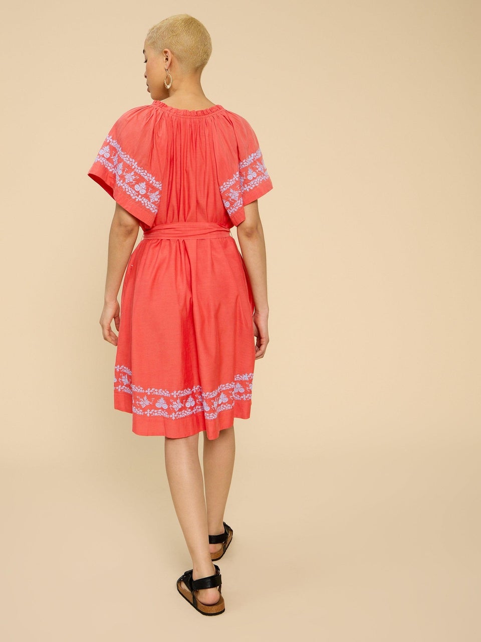 Anna Besticktes Kleid