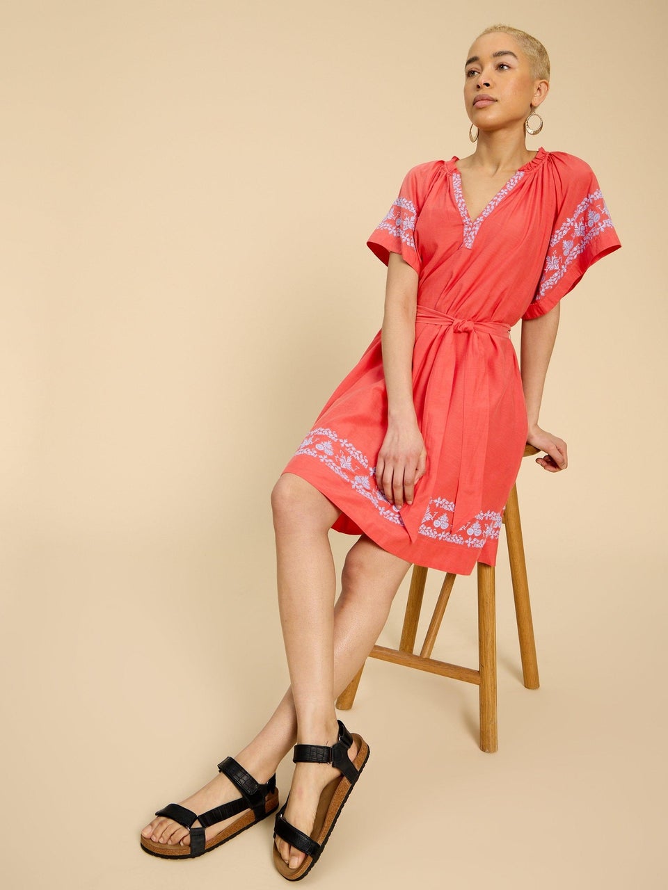 Anna Besticktes Kleid
