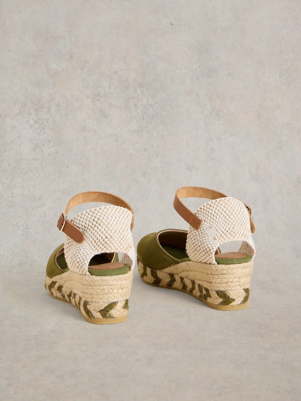 Geschlossene Espadrilles mit Wildleder