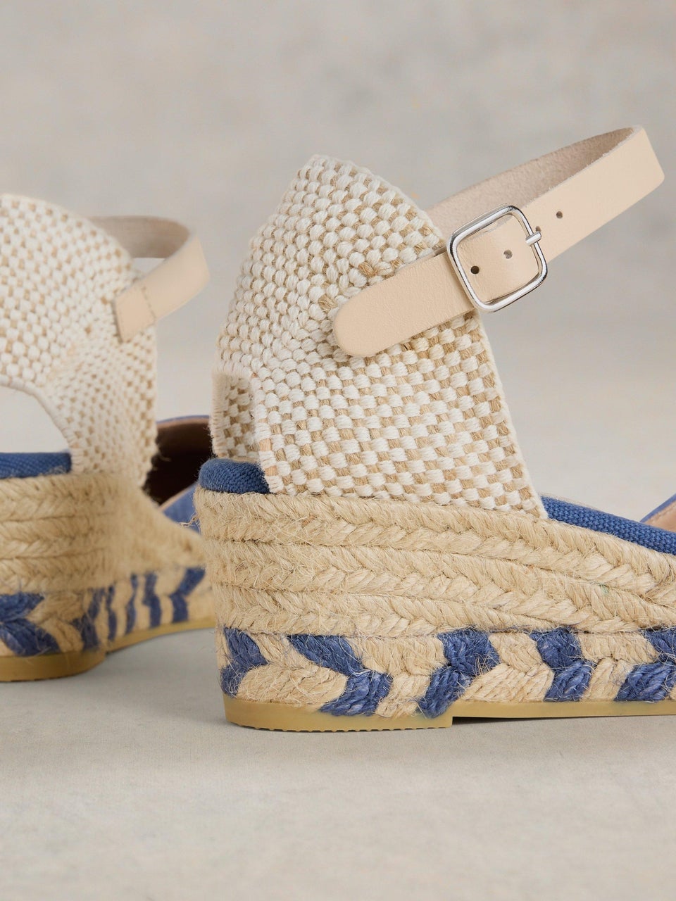 Geschlossene Espadrilles mit Wildleder