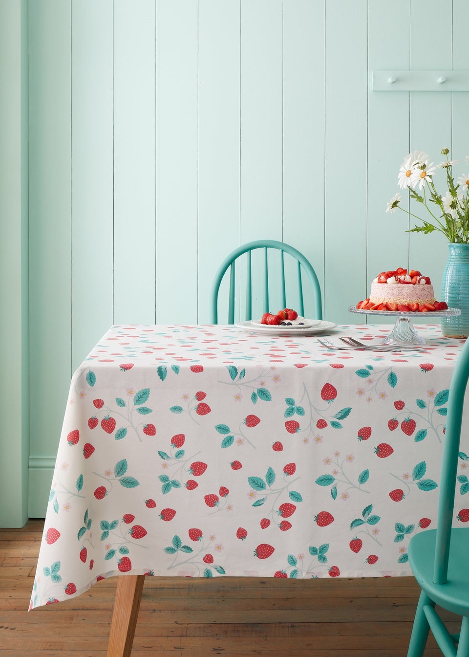 Catherine Lansfield Cream Strawberry Garden Cotton Table Cloth (137x178 cm)