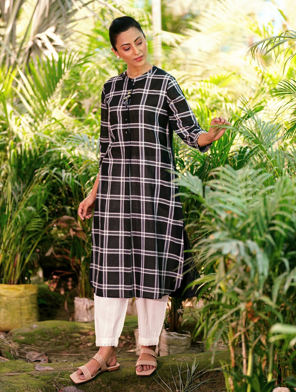 Women Black Cotton Hand Woven Round Neck Straight Fit Kurta