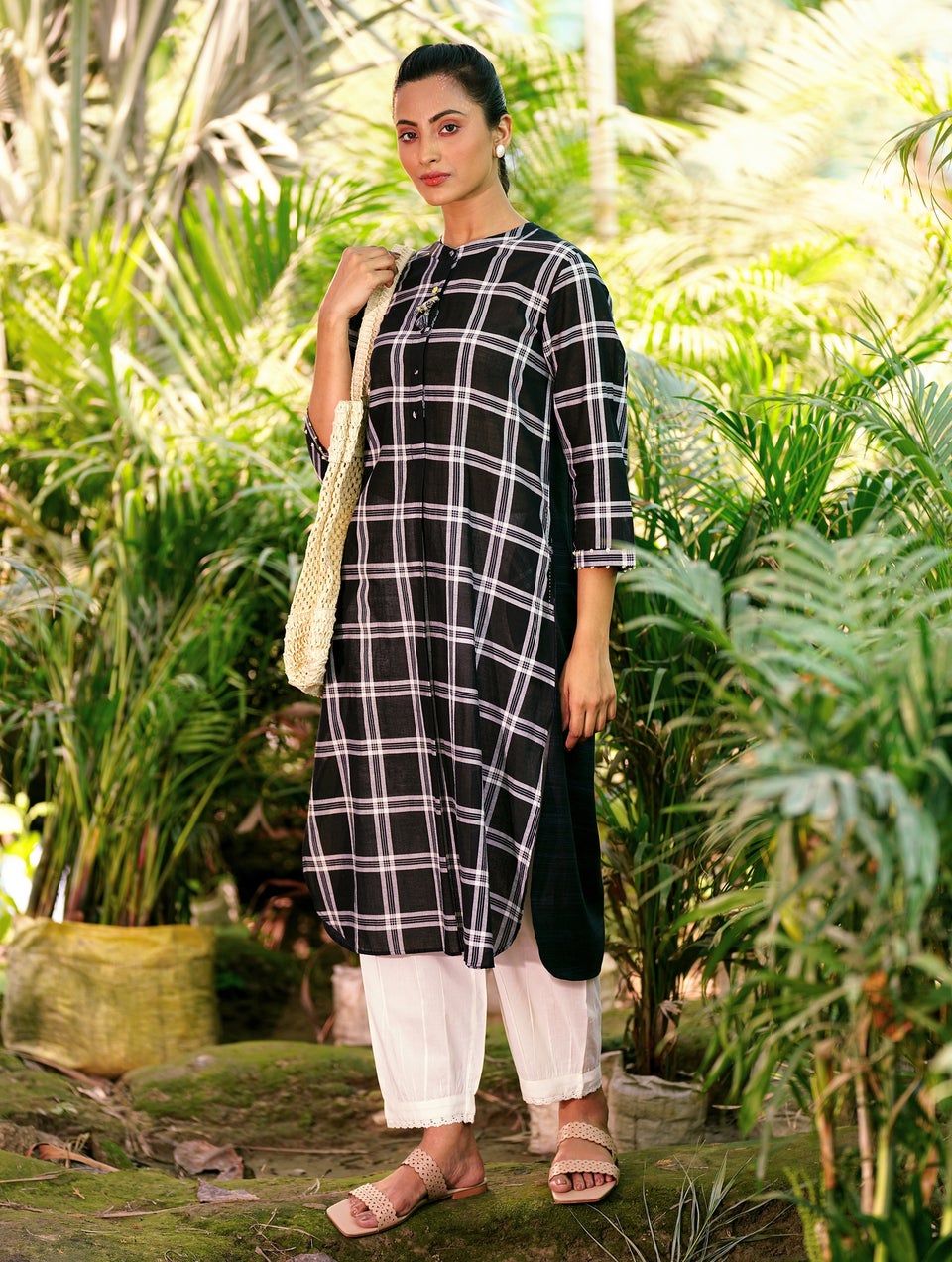 Women Black Cotton Hand Woven Round Neck Straight Fit Kurta - XS