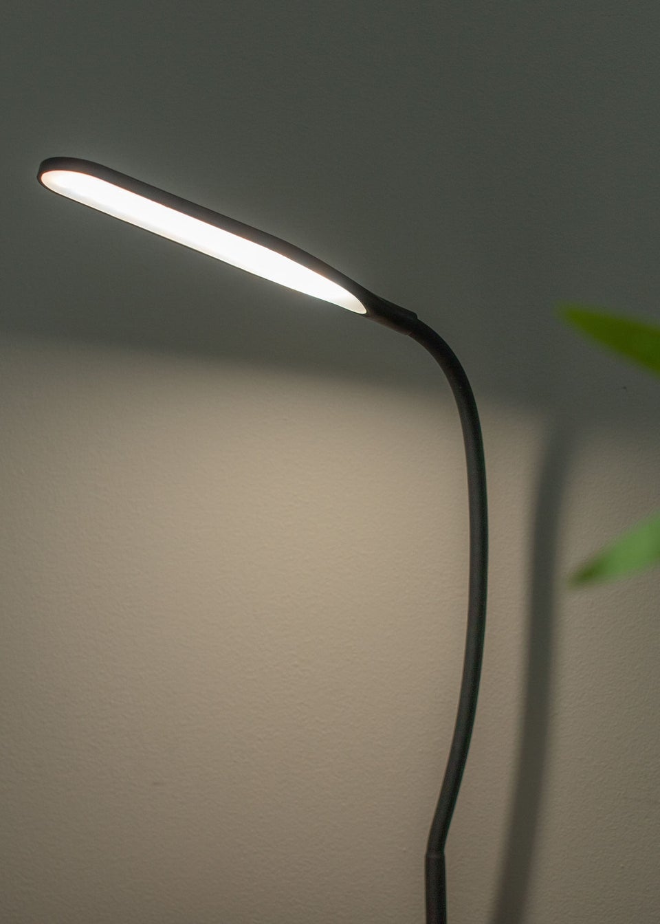 ValueLights Black Daylight Desk Lamp (50cm x 30cm x 15cm)