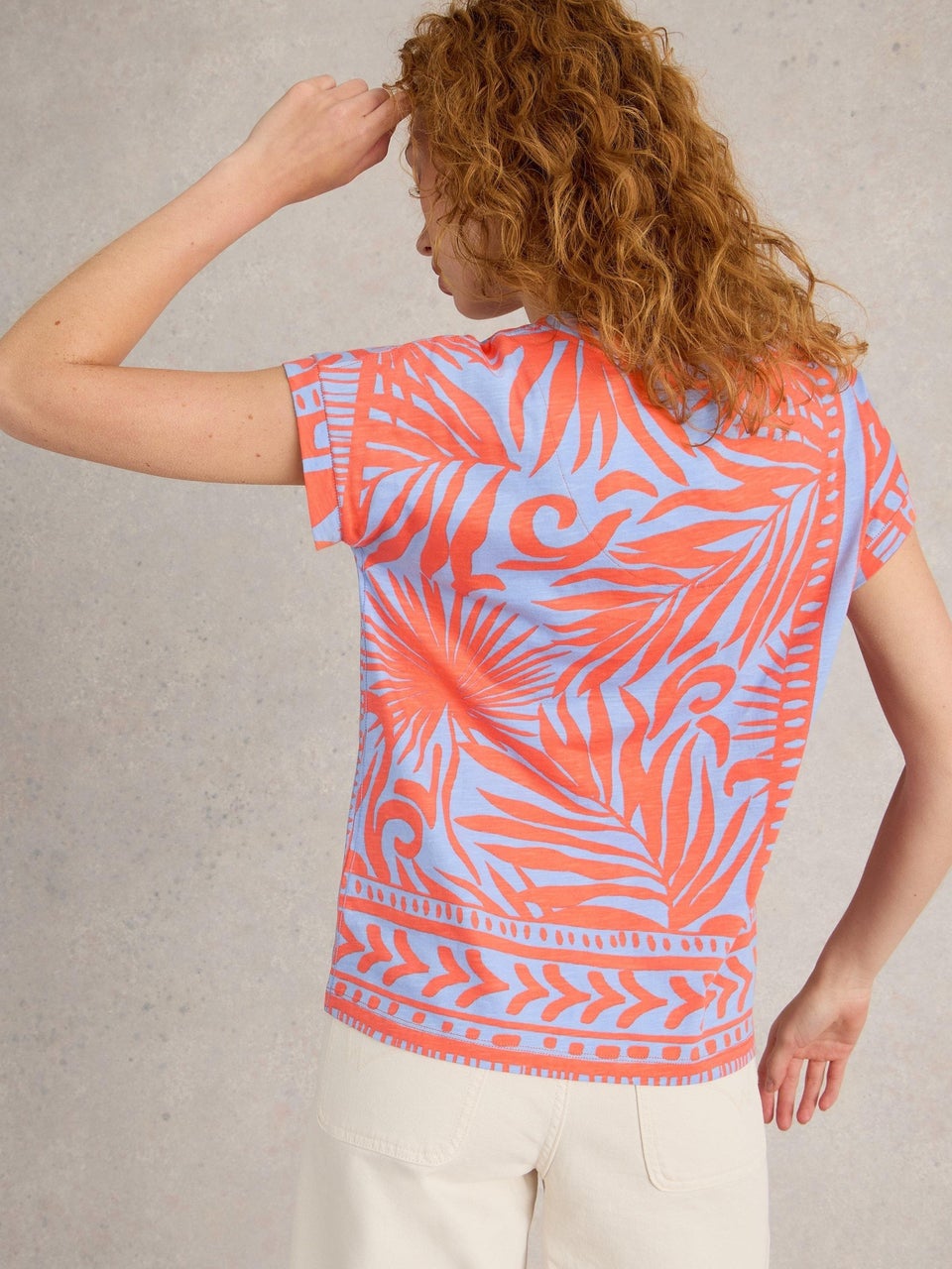Nelly T-shirt mit Keilausschnitt