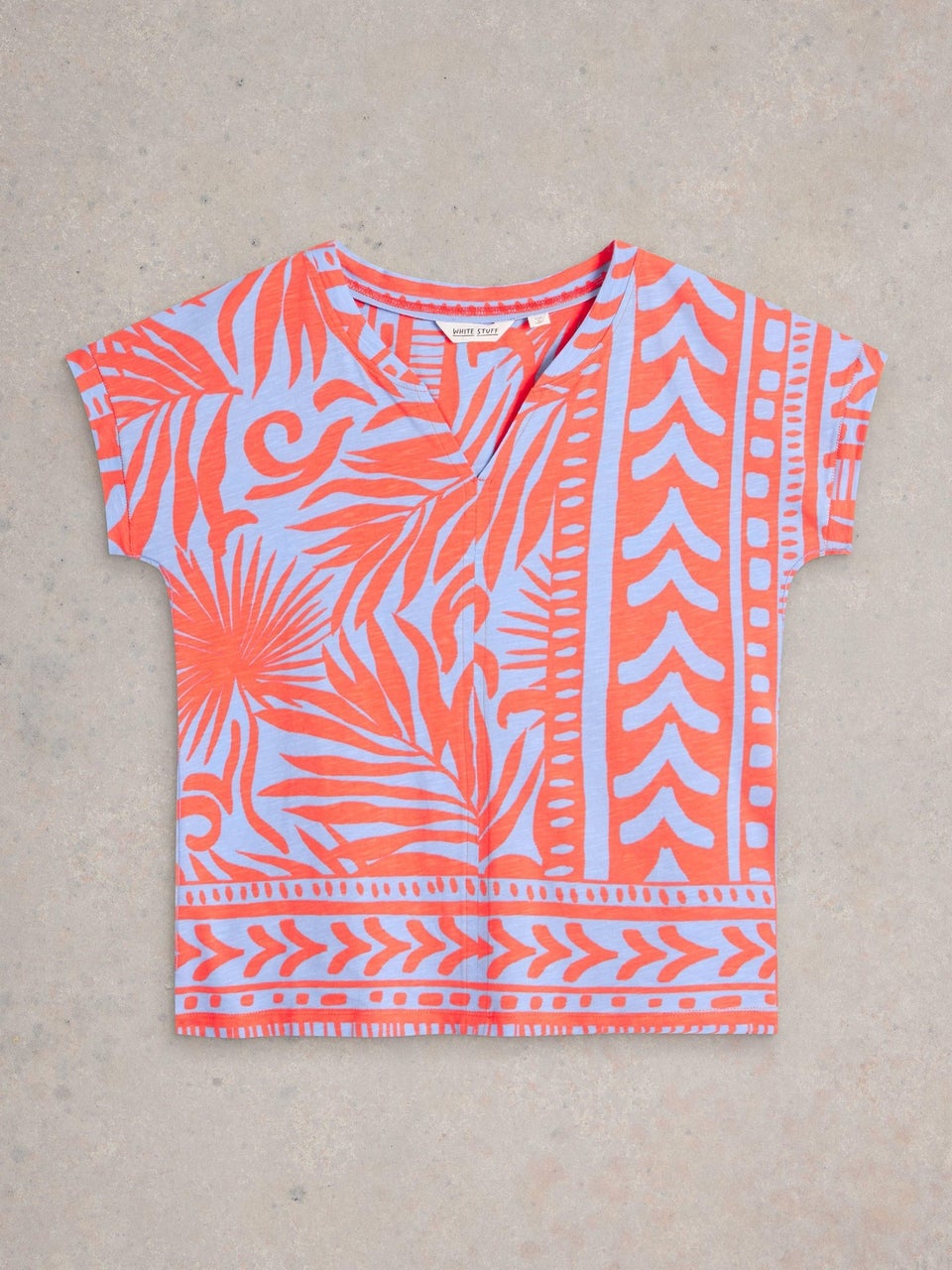 Nelly T-shirt mit Keilausschnitt