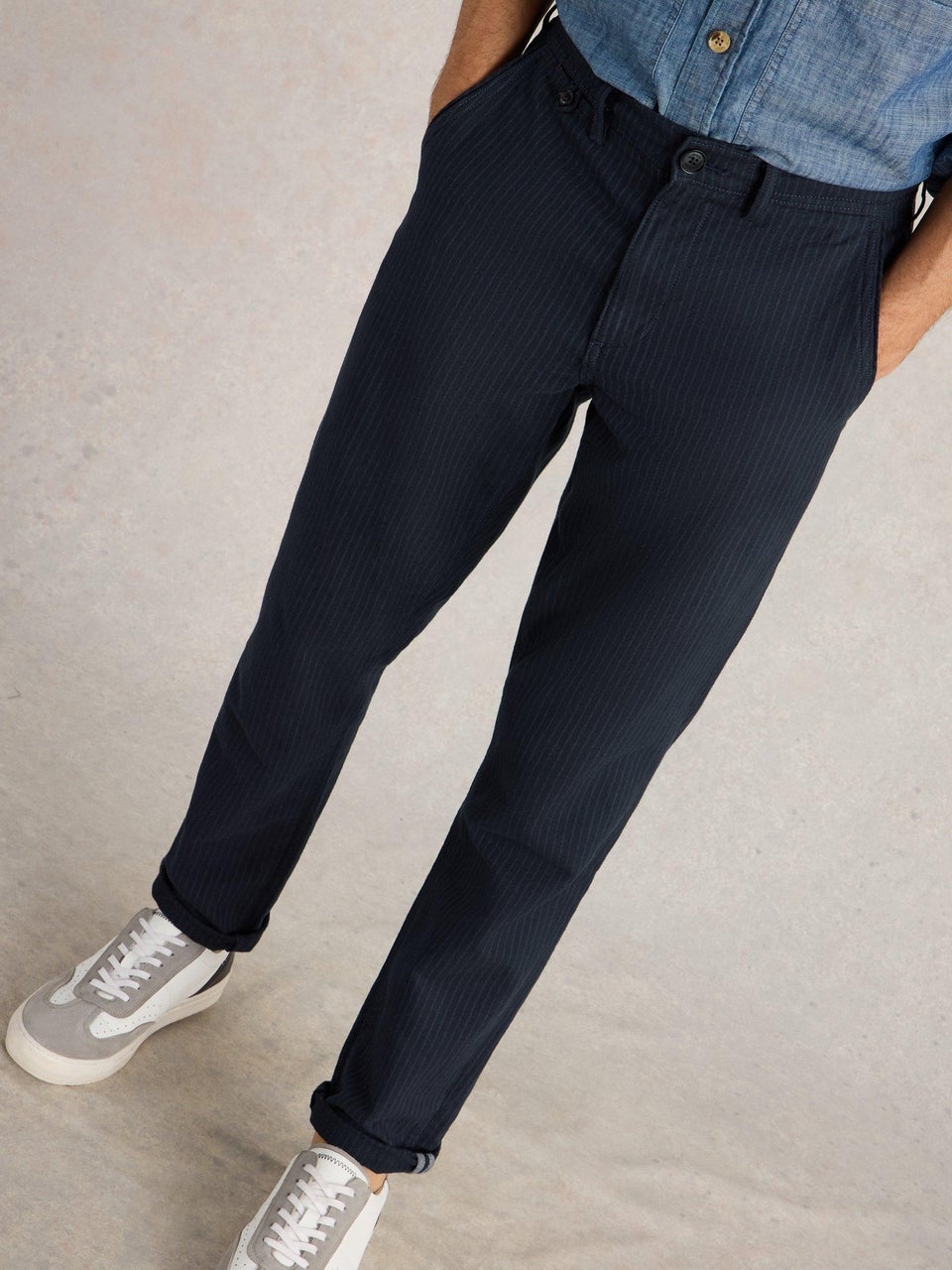 Chinohose mit Nadelstreifen