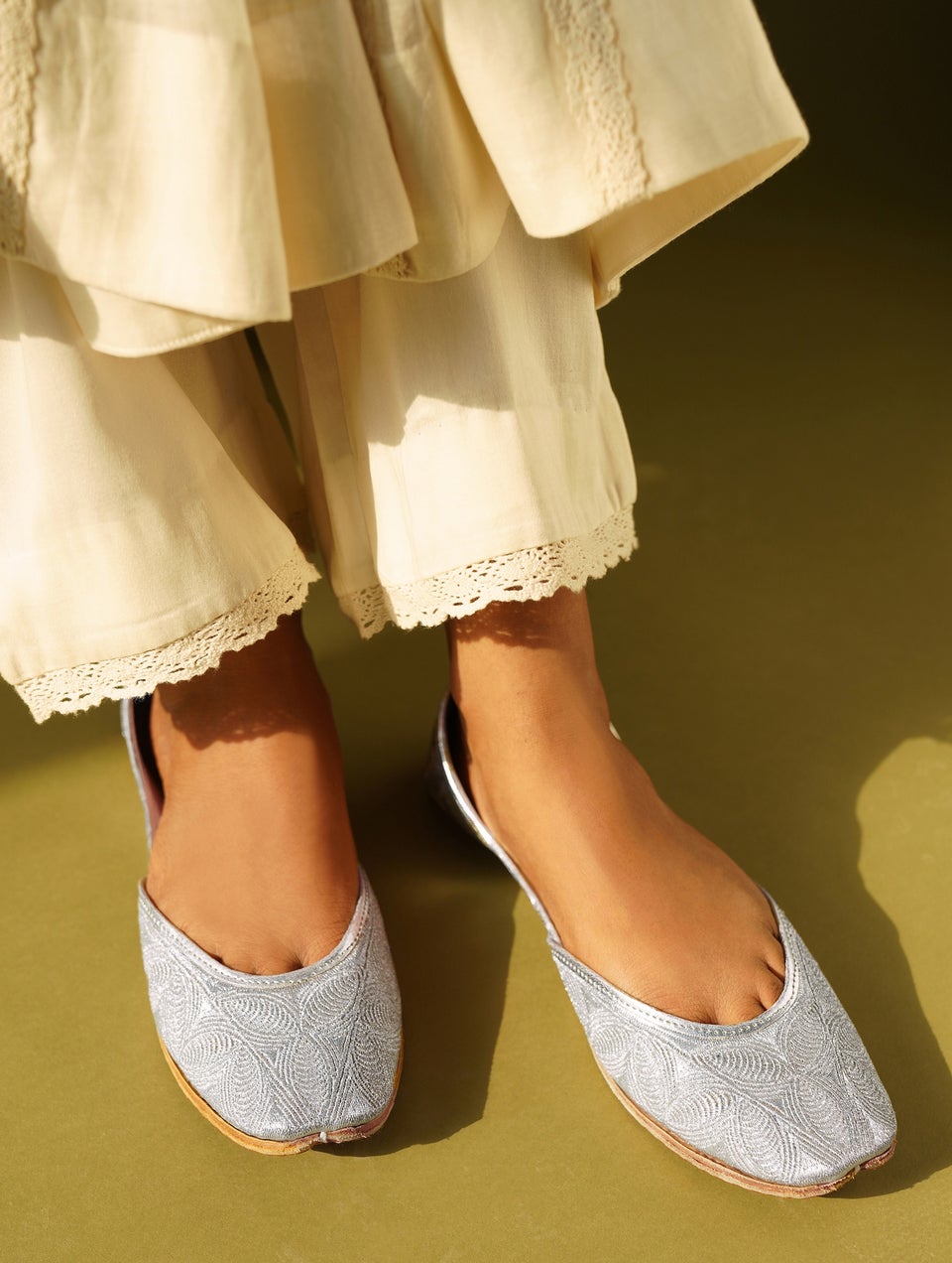 Women Silver Leather Embroidered Closed Back Juttis