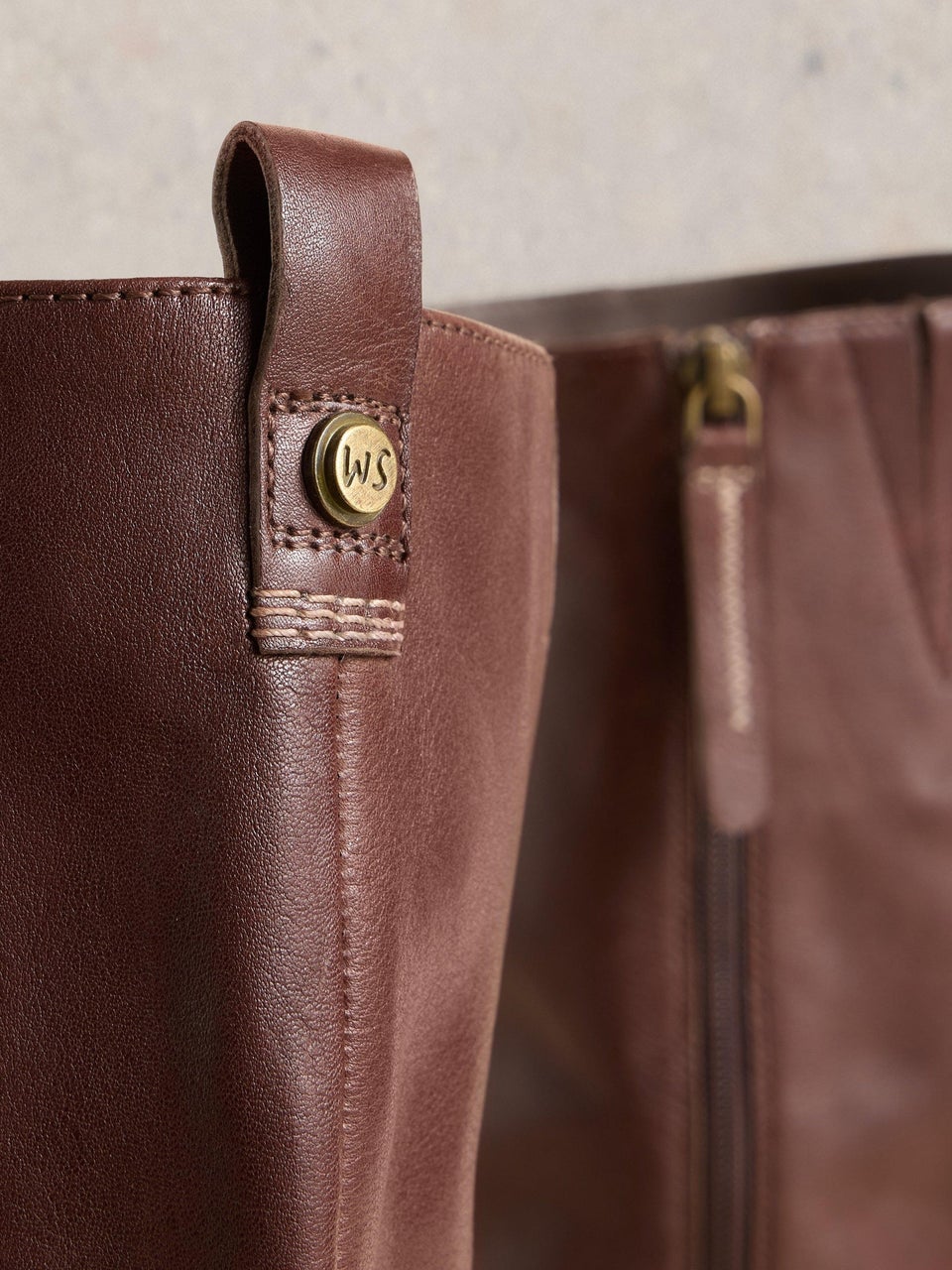 Kniehohe Lederstiefel mit weiter Passform