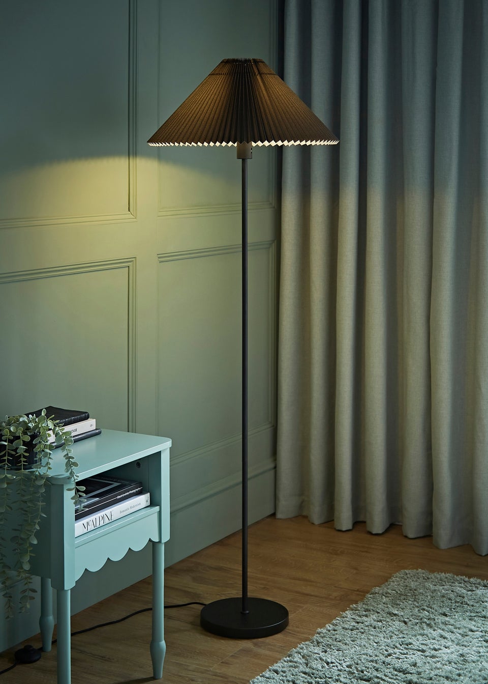 ValueLights Akira  Black Floor Lamp with Black Tapered Shade (156cm x 53cm x 53cm)